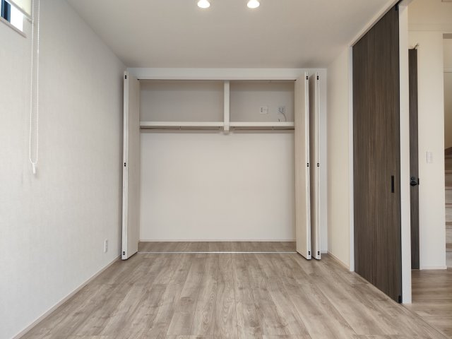 家族全員の荷物が見渡せる広々とした設計で、忙しい朝の準備も自然と笑顔に変わる空間です。