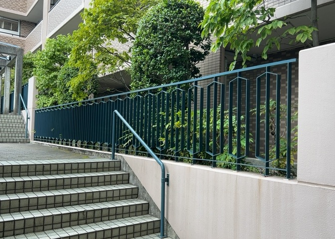 物件によっては、入居者が個人的に使用できる専用庭がついているものもあります。また、住宅の中にある土間の部分を庭と呼ぶこともあります。庭の用途は住む人によって変わり、それによってデザインもさまざまです。