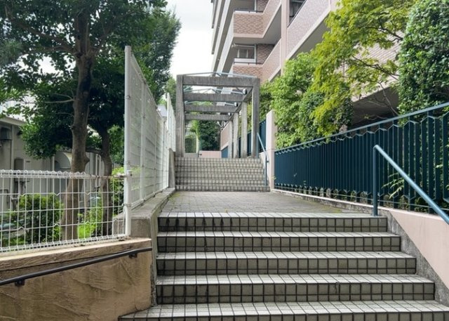 中庭（パティオ）とは、一つの建築物の内部に設けられた、壁などで囲われている庭のことを指します。コの字型、ロの字型が主流ですが、L字型の中庭もあります。最近では、インテリア性の高さからも人気があります。
