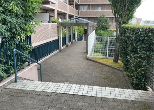 共用部分は、一棟の建物に住む区分所有者全員が共同で所有するとし、共用部分の管理、補修などは、区分所有者で形成される管理組合が行います。個人の判断で勝手に変更することはできませんので覚えておきましょう。