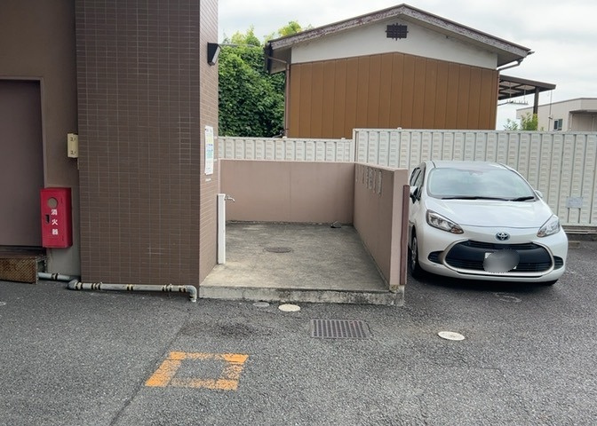 共有部分は、住民なら誰もが使える設備のこと。例えば駐車場やエレベーター、インターネット設備、セキュリティ設備などがあります。他にも、マンションの廊下・外部階段やエントランス・ゴミ置き場などがあります。