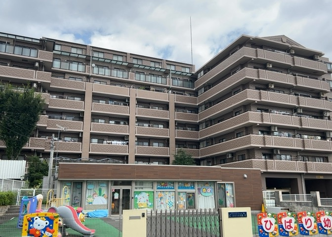 道幅が広い場所は日当たりや風通が良好です。幅が広いのですれ違いも可能ですし大きな車でも駐車可能！一方で、大型車が通ることも多くなるため交通量の増加により騒音に繋がります。また土地の値段が高くなります。