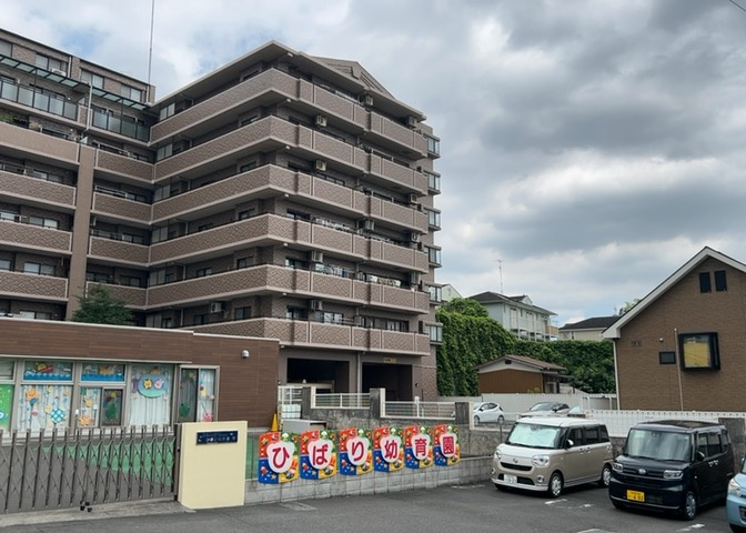 ＲＣ造、Reinforced　Concreteは直訳すると補強されたコンクリートです。主に柱や梁・床・壁が鉄筋とコンクリートで構成おり、鉄筋を組んだ型枠にコンクリートを流し込んで固めたものを指します。