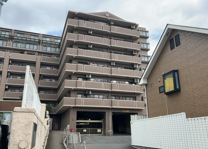 ＳＲＣ造は強度や耐震性の面でもRC造と比べて優れています。そのため、10階建以上の高層または超高層マンションなどの建築にも多く採用されています。柱や梁などのサイズが小さくても高い耐震性を確保できます。