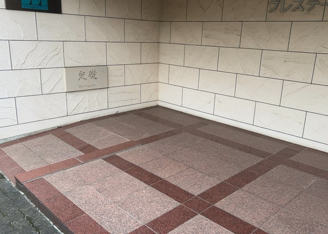 共用部分は、一棟の建物に住む区分所有者全員が共同で所有するとし、共用部分の管理、補修などは、区分所有者で形成される管理組合が行います。個人の判断で勝手に変更することはできませんので覚えておきましょう。