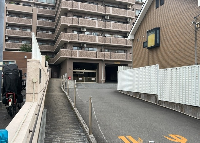 外観はマンション管理がされているかの目安になります。築年数が古いと、壁面は劣化してひび割れが生じることも！建物が古びていても細かいところが修繕されていると、きちんと管理されているなぁと感じるでしょう。