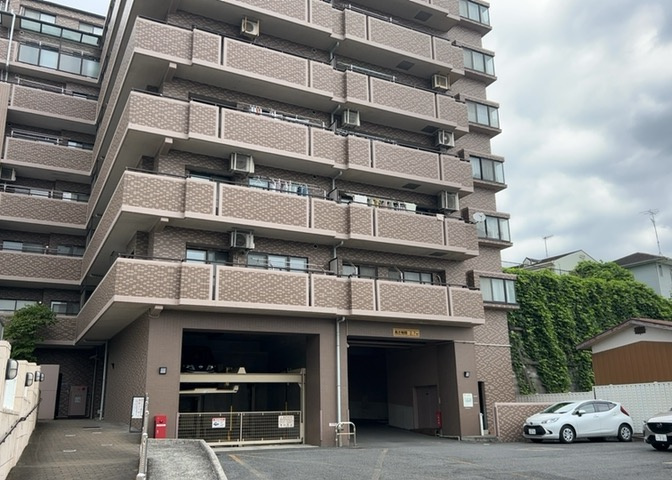 一般的なバルコニーは、奥行1.5ｍ程ですが、ワイルドバルコニーは2ｍまで広がっています。そのため洗濯物の間隔をあけ干すことができ、乾きやすいというメリットや、ガーデニングが楽しめる等の特徴があります。