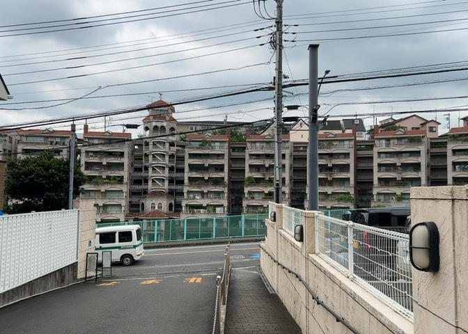 眺望の良さを楽しめるダイニングキッチンで家族団らんの時間を過ごしてはいかがでしょうか。バルコニーから見える景色を家族で眺める時間は、時間が経つのを忘れてしまいそうですね。是非、現地を見に行きましょう！