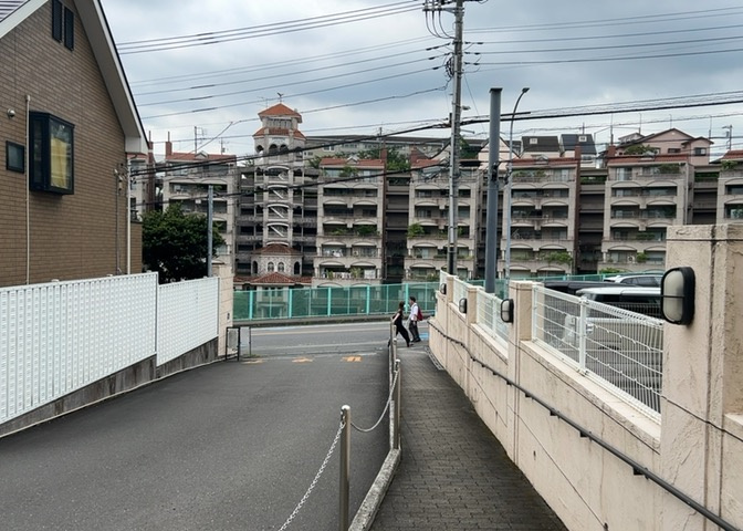 景色重視でお家選ぶをするとスーパーが遠い！学校が遠い！など生活をするうえで利便性で困ることもあります。まず一度現地を見学する際に、周辺の施設などがあるかを確認し、暮らし始めた後のことを想像しましょう。