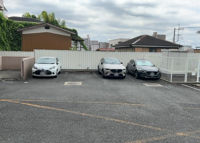 駐車場と明記されていても、最小スペースでつくられた駐車場だと大型車は駐車できなかったり、出入りしにくくなったりする可能性があります。お車のサイズと購入したい物件の駐車場のサイズを現地で確認しましょう。