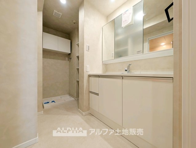 独立洗面台、小物を置くことができて便利です
