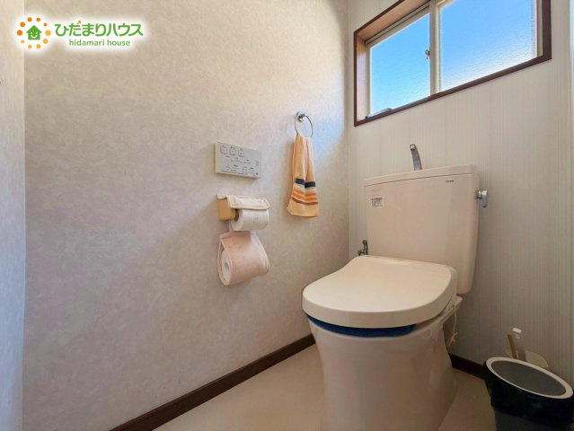 小窓が付いているので、トイレも明るい空間になっております♪