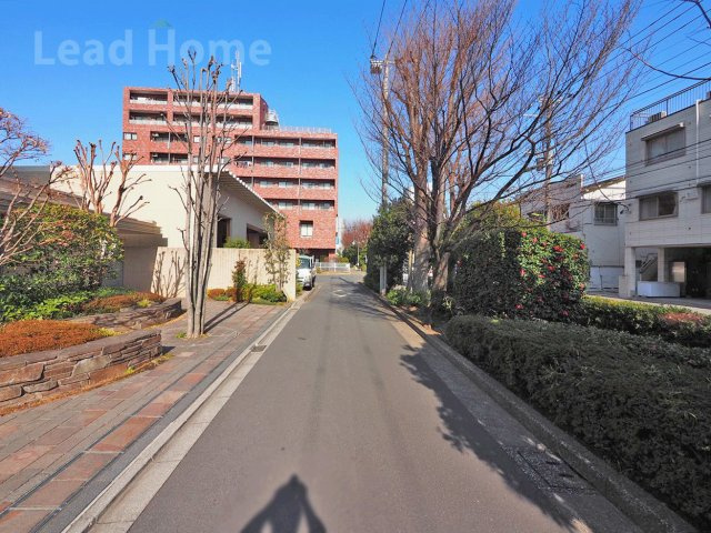 見通しが良く緑豊かな歩道付きの前面道路です。ベビーカーでのお散歩や毎日の通勤も安全・快適に歩けます♪