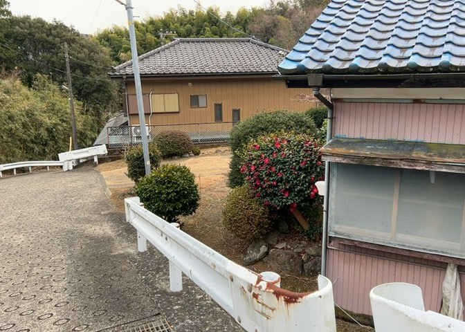 土地の形が極端に長細かったり、狭小地、あるいは道路との高低差がある傾斜地だった場合、後々売ろうとしても買い手がつかない場合もあります。後々、売却することになった時に価値の下がらない土地を選びましょう。