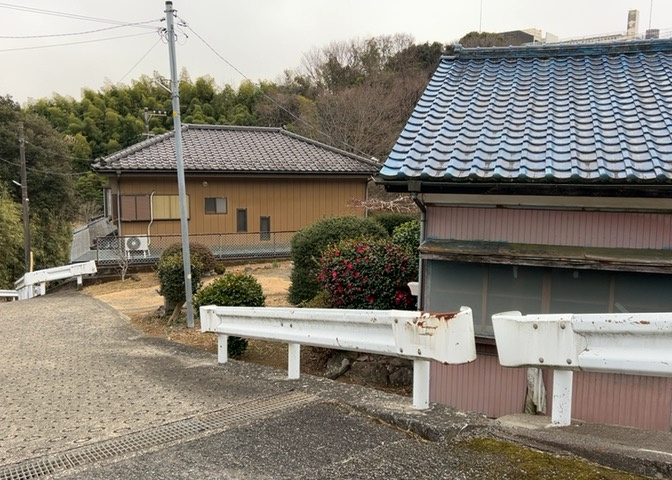 土地の面積＝住宅面積ではありません。建ぺい率の問題などで、土地のある場所によって住宅を建てられる面積は限られています。高さもしかり、「土地」という言葉の中には、建築条件も含まれると考えておきましょう。