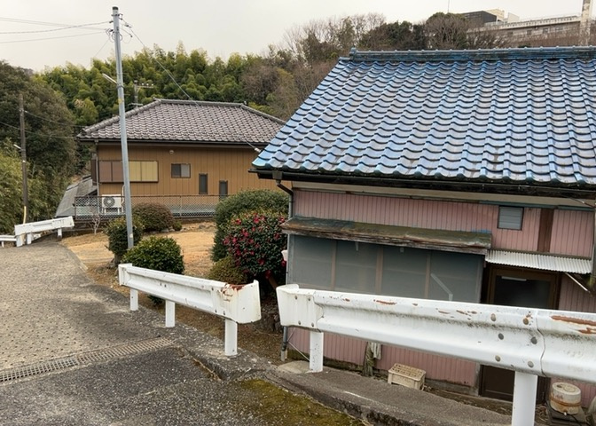家を建てる場合、方位は要チェックです。現実的に日当たりのよい家ならばリビングは南側、建築基準法でも北側に当たる家への配慮は求められています。土地を見学に行く際は、方位磁針を持って行くようにしましょう。