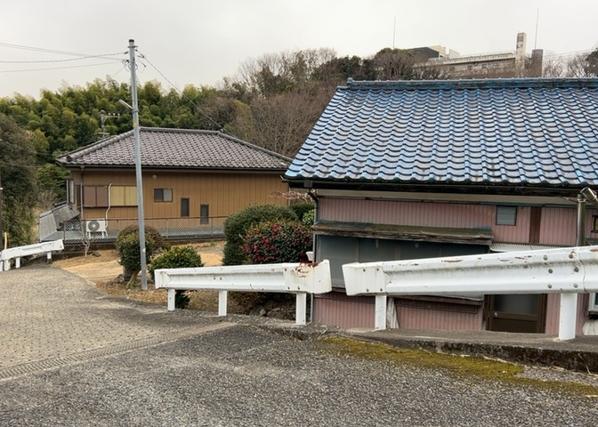 土地を買う際、住む地域の自治体や福祉の補助制度にも注目してみましょう。子供や老人の医療補助やゴミ出しのルールなど、自治体によってルールに大きな違いがあるため、暮らしやすい土地で判断するとよいでしょう。