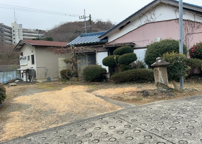 土地の前の道路に消火栓が設置されていることがあります。この場合、道路交通法第45条第1項により、駐車禁止の場所が指定されています。そのため、車庫などの駐車スペースをつくることができない場合があります。