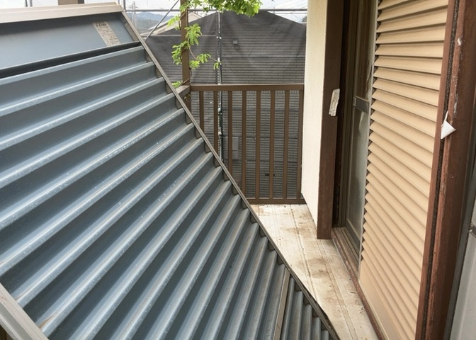 バルコニーは、室外の専用スペースのうち、「屋根がなく開放された空間」であるものを指します。ベランダより広いタイプのものが多く、日当たりもよいため家庭菜園などを楽しみたい人にとって適した環境となります。