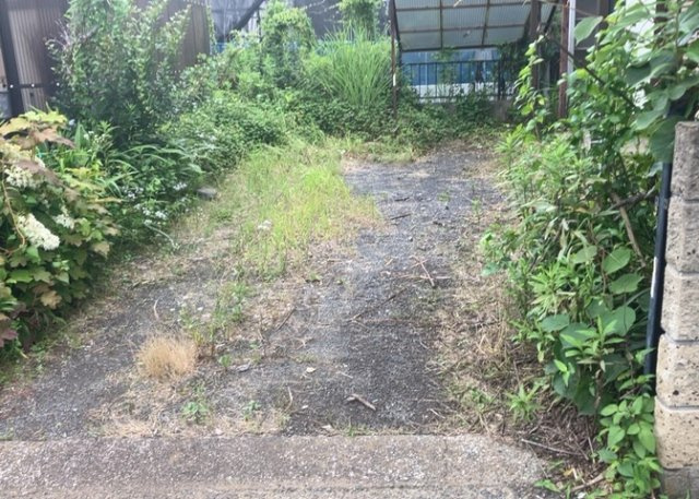 駐車場と明記されていても、最小スペースでつくられた駐車場だと大型車は駐車できなかったり、出入りしにくくなったりする可能性があります。お車のサイズと購入したい物件の駐車場のサイズを現地で確認しましょう。