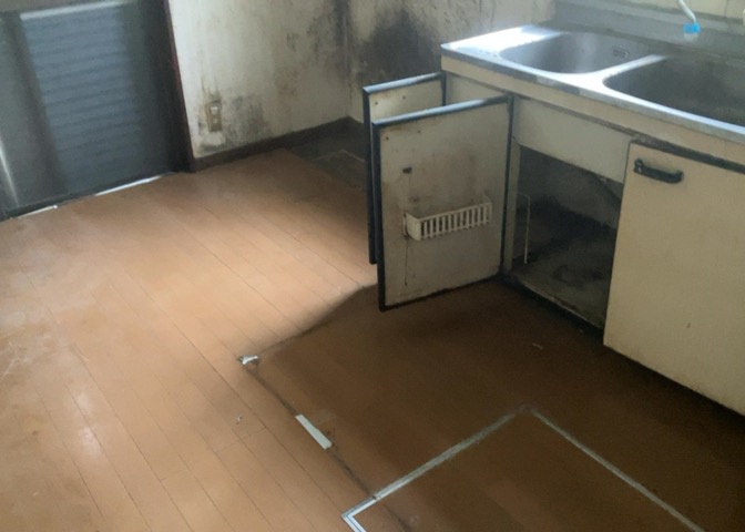 ダイニングにはダイニングテーブルセットなどを置くことが多く、間取りにおいて「D」と略記されますが、食事を作るときの作業場として使用したり、朝食を食べたりするときだけに使われるケースも少なくありません。