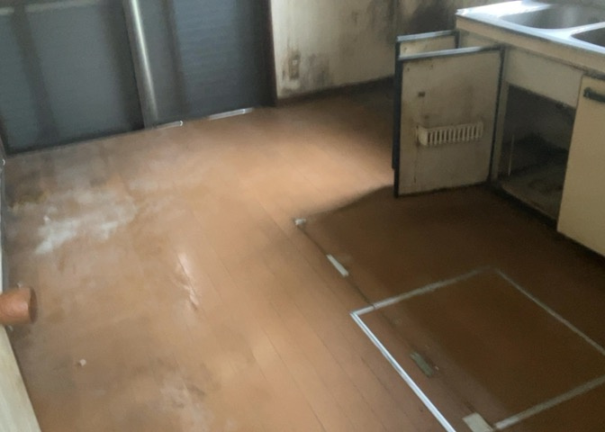 DKの物件でも広く見せたい方は、ダイニングスペースを広く使えるように工夫しましょう。低めのダイニングソファを置くと、家具の圧迫感が減り、広く見せることができ、ダイニングをリビングのように使用できます！
