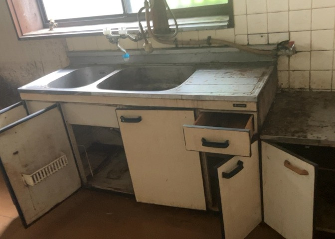 ダイニングとキッチンの間を扉や壁などで仕切らず、一体化させた間取りです。キッチンカウンターがついている物件ならば、食事をキッチンカウンターで取ることで、ダイニングスペースをリビングとして使用できます。