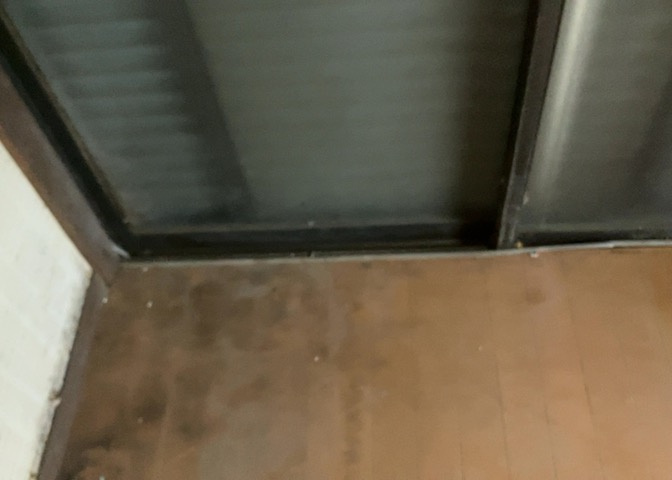 サッシは、ガラス窓に使用される金属製の窓枠です。一般的に住宅建築では、金属製建具工事の段階でガラス類・玄関などと同時に設置されます。種類や構造により断熱性能や遮音性能が異なるので現地でご確認ください。