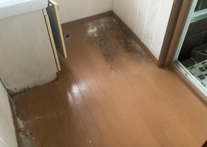 多くの戸建て住宅で見かける洗面脱衣所は、洗面台と洗濯機が2畳ほどのスペースに並べられていて、洗面所が脱衣所を兼ね備えている間取りが一般的です。お客様が利用することもある、パブリックな空間でもあります。