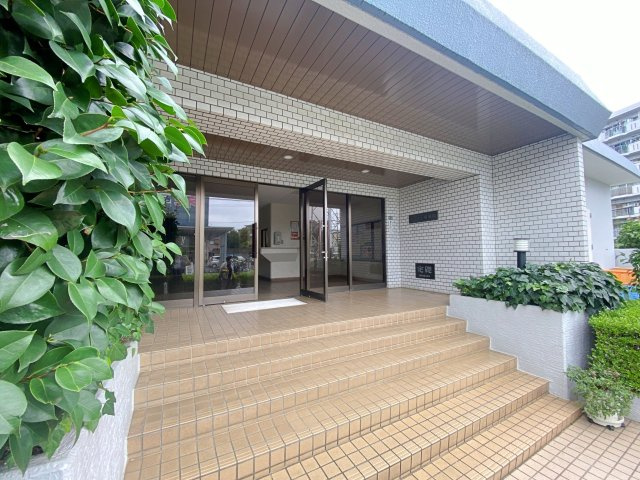 フラットで歩きやすいアプローチが魅力のエントランス入口です。整然と保たれた共用部は管理体制の高さを示しており、日々の出入りも快適。防犯面や衛生面でも安心して過ごせる住環境が整っています。