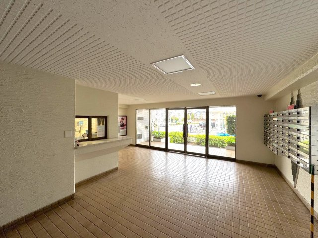 温かみのある照明と落ち着いた雰囲気が迎えてくれるエントランスホールです。清掃が行き届いた綺麗な空間は、住まう人はもちろん訪れるゲストにも安心感を与える、ゆとりあるマンションの共有スペースです。