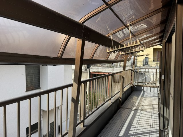 ～3部屋から出入り可能なバルコニー　屋根付きで急な雨も安心です～