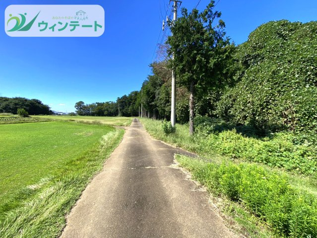 敷地から少し出ると、比較的幅のある道路にアクセスできます♪