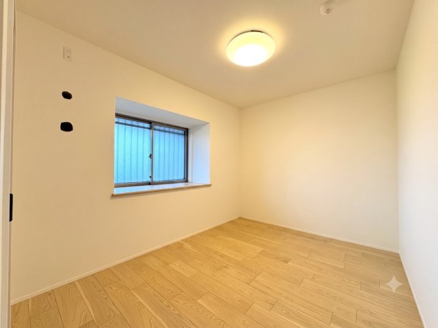 洋室？　6帖　6帖の洋室はレイアウトがしやすいシンプルな形状です。各居室に収納スペースを確保しているため、お部屋をすっきり広く使っていただけます。