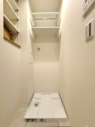ランドリースペース　洗濯機置場スペースも新規水栓や洗濯パンに交換。浴室乾燥機との連携により、日常の洗濯動線がスムーズになるよう配慮されています。