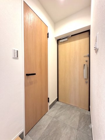 玄関　新規交換の下駄箱を備えた玄関アプローチ。お客様を気持ちよく出迎える明るい玄関で、靴類もすっきりと収納していただけます。