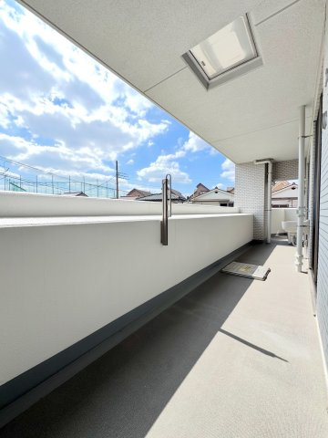 バルコニー　面積22.33m2　広々としたバルコニー。日当たり・風通りともに良好で、お洗濯物をたっぷりと干せる爽やかな屋外空間となっております。