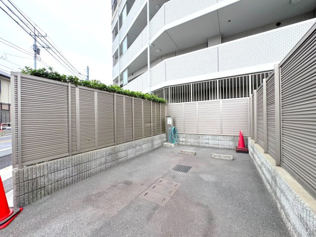 敷地内洗車場　敷地内には便利な洗車場スペースを完備。休日やお出かけ前にお気軽に愛車をお手入れしていただける、嬉しいマンション共用設備です
