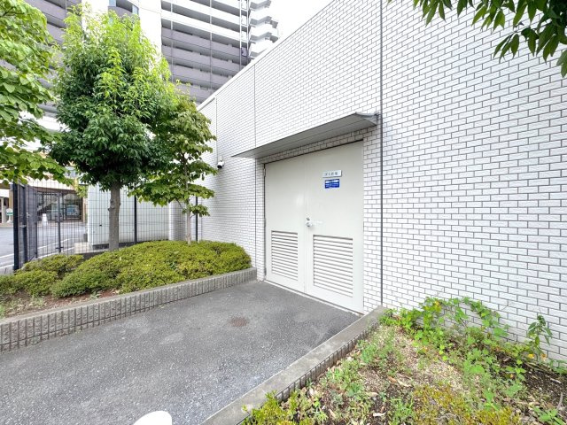 ゴミ置き場　管理が行き届いた敷地内ゴミ置き場。綺麗に保たれており、毎日のゴミ出しもスムーズに行っていただける衛生的な環境です。