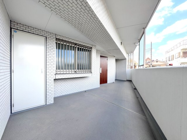 玄関ポーチ　18.71m2のゆとりある専用ポーチ。共用廊下からの視線を遮り、戸建て感覚の独立性と高いプライベート感をもたらしてくれます。