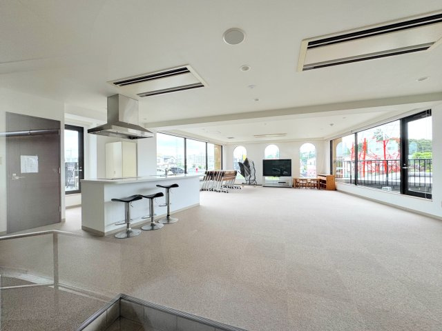 パーティールーム　マンション内にはパーティールーム等の共用施設がございます。ご家族のお祝い事や住民同士の交流の場としてもご活用いただけます。