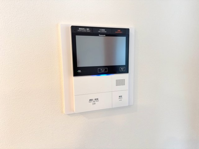 TVモニター付きインターホン　訪問者の顔をしっかり確認できるTVモニター付きインターホン。一人でのお留守番や夜間の対応時にも安心感が高まる頼もしい防犯設備です。