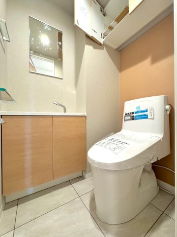 トイレ新規交換　快適なウォシュレット機能付きトイレへ新規交換。クロス貼替も併せて行い、衛生面も心地よく刷新された気持ちの良いトイレ空間に仕上がります。