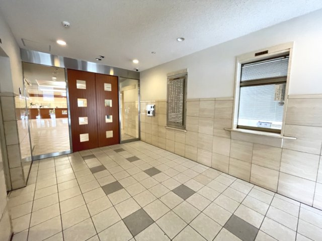 明るく広々としたエントランスが迎えてくれます。　