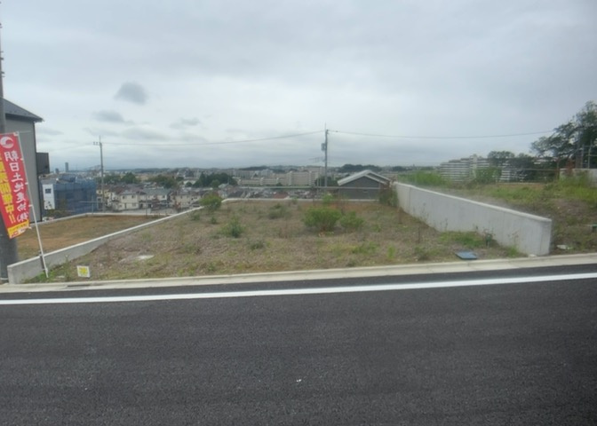 土地の形が極端に長細かったり、狭小地、あるいは道路との高低差がある傾斜地だった場合、後々売ろうとしても買い手がつかない場合もあります。後々、売却することになった時に価値の下がらない土地を選びましょう。