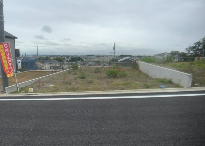 土地の面積＝住宅面積ではありません。建ぺい率の問題などで、土地のある場所によって住宅を建てられる面積は限られています。高さもしかり、「土地」という言葉の中には、建築条件も含まれると考えておきましょう。