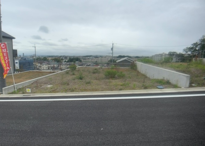 家を建てる場合、方位は要チェックです。現実的に日当たりのよい家ならばリビングは南側、建築基準法でも北側に当たる家への配慮は求められています。土地を見学に行く際は、方位磁針を持って行くようにしましょう。