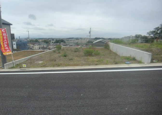 土地の前の道路に消火栓が設置されていることがあります。この場合、道路交通法第45条第1項により、駐車禁止の場所が指定されています。そのため、車庫などの駐車スペースをつくることができない場合があります。