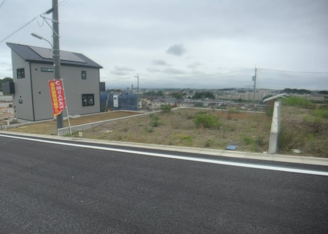 現地に行くなら、物件の周囲の地形がどうなっているかを見ることも大切です。周辺より低くなっている土地では、大雨などで水が集まりやすいため、地盤が弱くなっているということも考えられるため、注意が必要です。