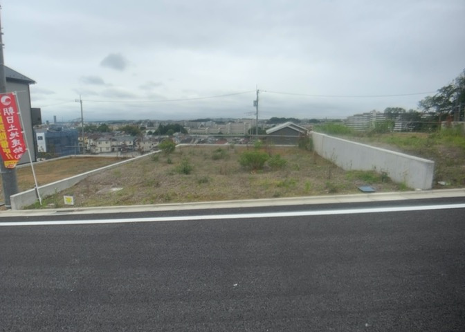 土地購入を検討されている場合、境界杭がない状態で購入してしまうと境界確定測量をする必要があり、費用がかかります。購入の前に、売主、隣土地所有者立ち合いのもと境界を確定し境界杭を設置するのがベストです。